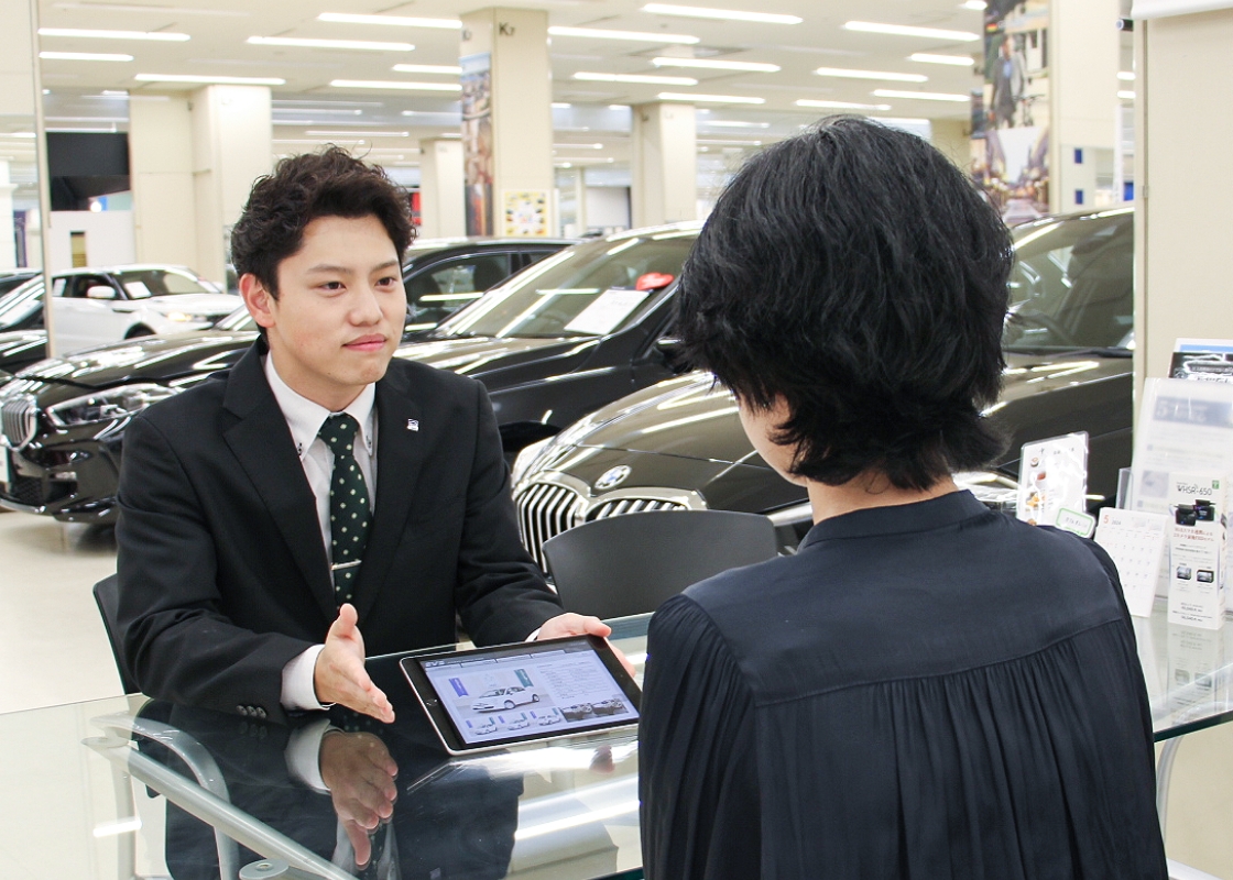 屋内の快適な店内で接客が可能